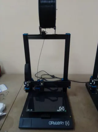 Impresora 3D Artillery con rollos de filamento