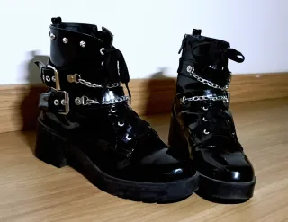 Botines negros con cadenas y hebillas