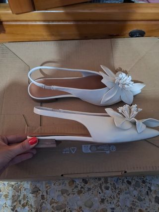 Zapatos blancos con flor