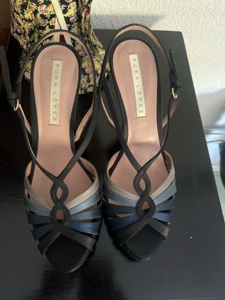 Pura López Zapatos de tacón negros y azules