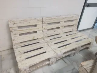 Sofá y mesa de palets exterior