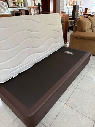 Cama individual con base de madera y tela