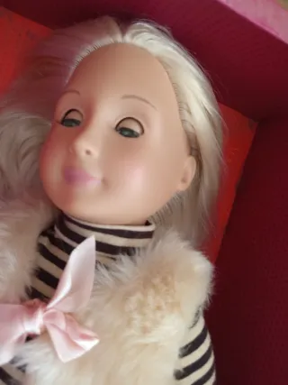 Muñeca our generation con vestido y chaleco de pel