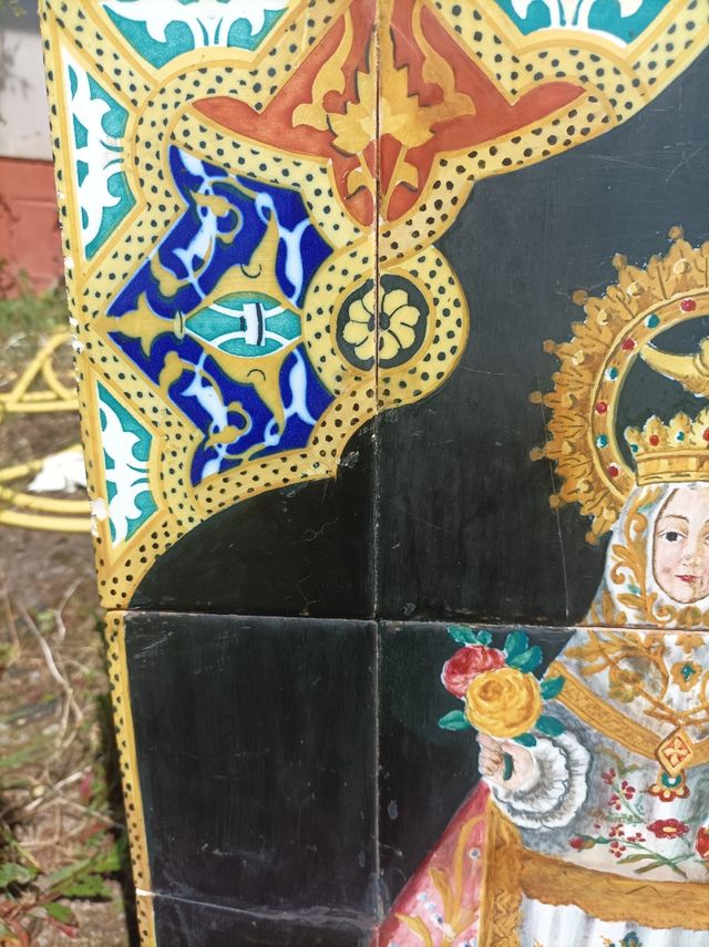 Antiguo retablo cerámico Virgen de Covadonga.