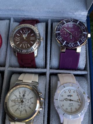 Cassa con 13 orologi.
Le offerte sono ammesse!