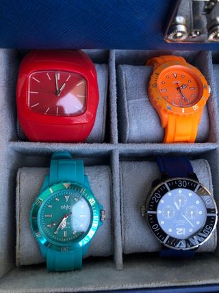 Cassa con 13 orologi.
Le offerte sono ammesse!