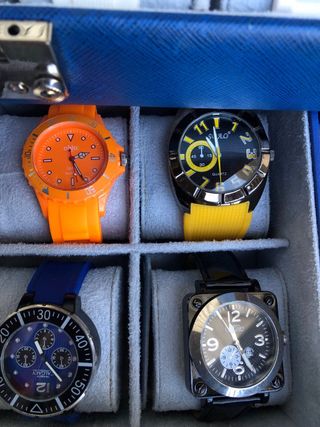 Cassa con 13 orologi.
Le offerte sono ammesse!