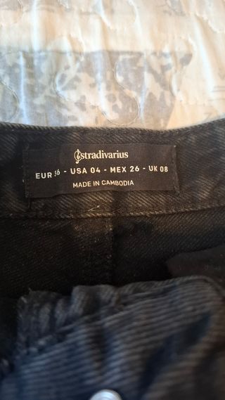 Pantalones cortos vaqueros negros desgastados