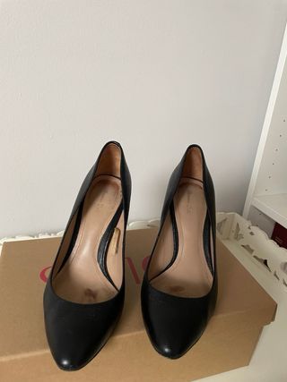 Zapato tacón piel negro