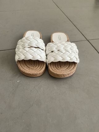 Sandalias de mujer tejidas blancas y beige