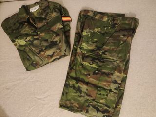Traje militar pixelado verde