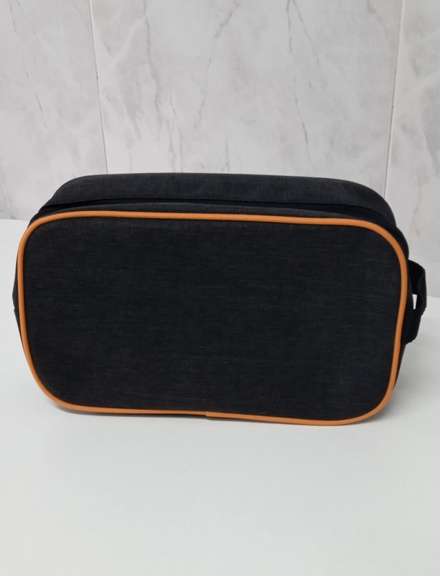 Neceser negro con ribete naranja