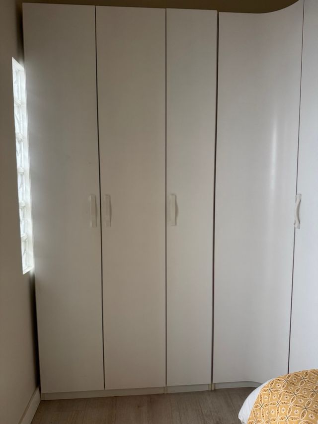 Armario esquinero con baldas, cajones y barras