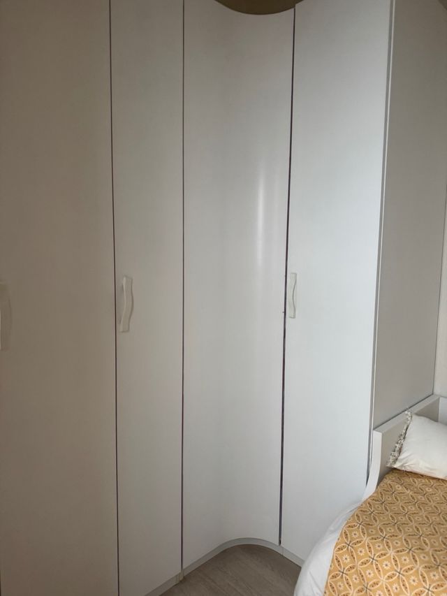 Armario esquinero con baldas, cajones y barras