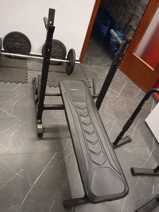 Banco de pesas con discos de 20kg y paralelas