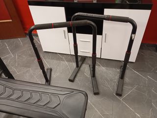 Banco de pesas con discos de 20kg y paralelas