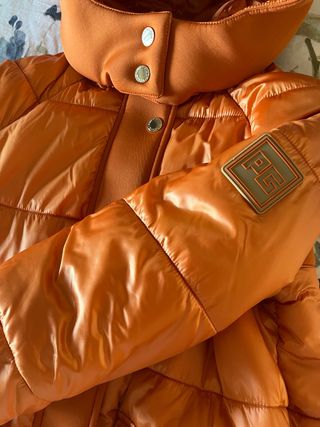 Purificacion García. Chaqueta acolchada naranja