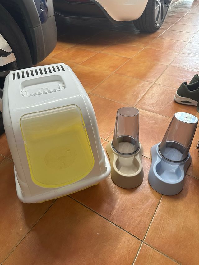 Gatera y 2 dispensadores de comida/agua