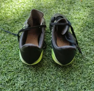 Botas de fútbol Copa Negras y Amarillas