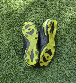 Botas de fútbol Copa Negras y Amarillas