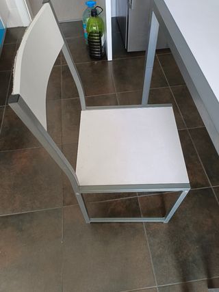 Mesa de cocina con 2 sillas