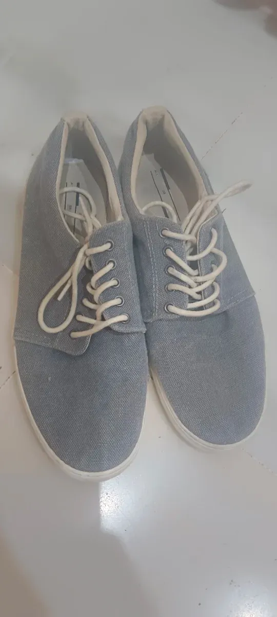 Zapatos grises de lona