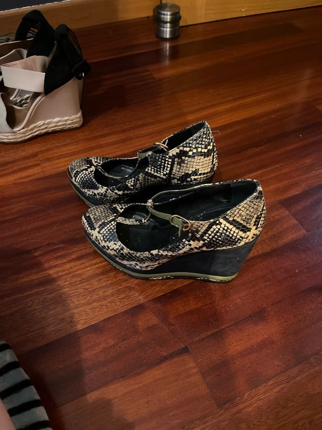Zapatos de cuña con estampado de serpiente