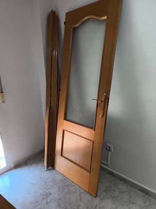 Puerta madera con cristal y tapetas