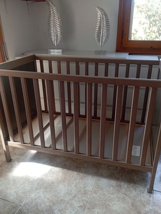 Cuna de madera oscura