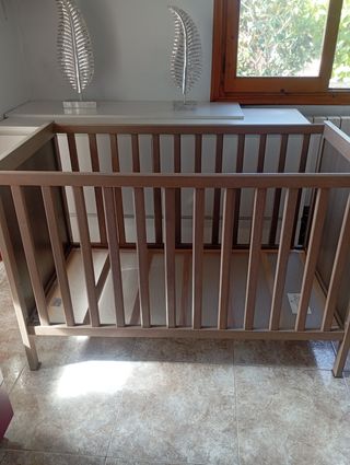 Cuna de madera oscura