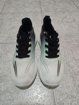 Zapatillas deportivas negras y blancas