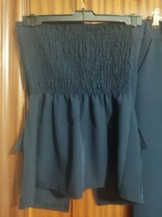 Conjunto top y pantalón de vestir azul marino.