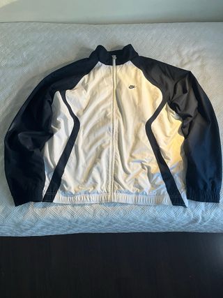 Chubasquero Nike Oversize Blanco y Negro