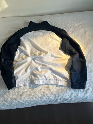Chubasquero Nike Oversize Blanco y Negro