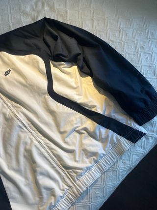 Chubasquero Nike Oversize Blanco y Negro