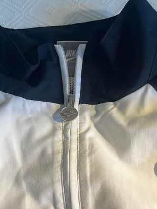Chubasquero Nike Oversize Blanco y Negro