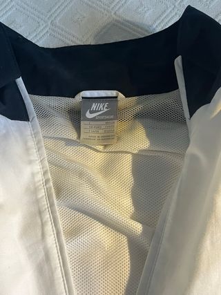 Chubasquero Nike Oversize Blanco y Negro