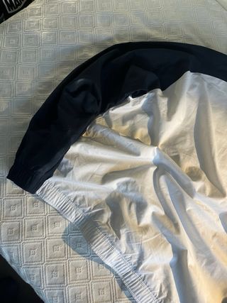 Chubasquero Nike Oversize Blanco y Negro
