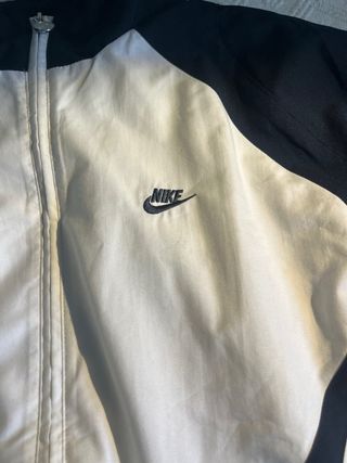 Chubasquero Nike Oversize Blanco y Negro