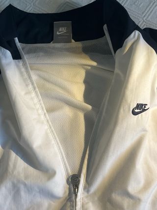 Chubasquero Nike Oversize Blanco y Negro