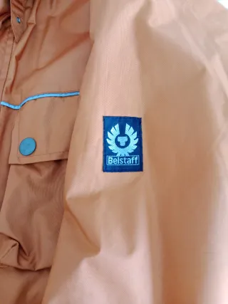 Chaqueta Belstaff naranja, bonita y atrevida.