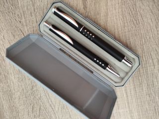 Set de bolígrafos y roller 
 negros y plateados