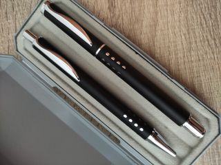 Set de bolígrafos y roller 
 negros y plateados