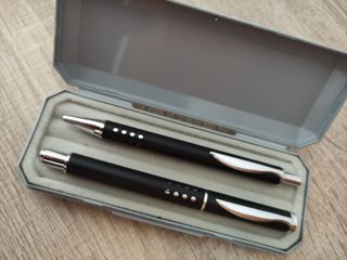 Set de bolígrafos y roller 
 negros y plateados