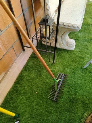 Rastrillo metálico jardín airear césped