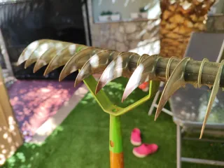 Rastrillo metálico jardín airear césped