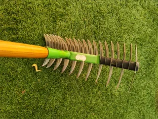 Rastrillo metálico jardín airear césped