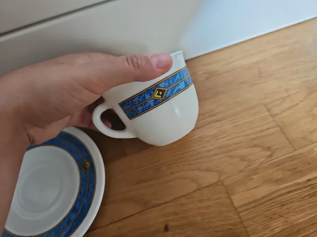 Taza y plato de porcelana