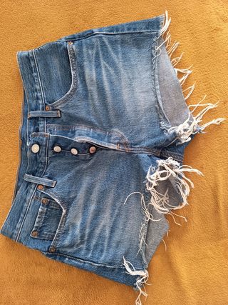 Vaqueros cortos Levis desgastados