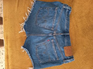 Vaqueros cortos Levis desgastados